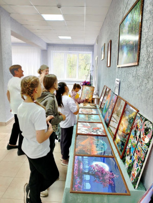 В фойе дома культуры гостей встречает выставка работ земляка - художника Вячеслава Горбунова. Каждая картина - своя история: о родном крае, о людях.