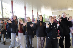 Накануне празднования Дня города ученики самарской школы № 12 прошли по трем маршрутам, чтобы найти интересные объекты на онлайн-картах и разместить фотографии и комментарии о своих впечатлениях по каждой локации.