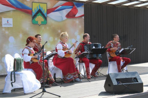 Праздничное мероприятие посетили артисты коллектива Самарской области «Ансамбль народных инструментов «Волга-фолк Бэнд».
