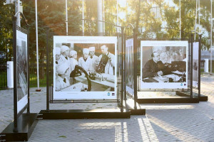 Она открылась на площади Куйбышева накануне и объединила 36 фотографий города от военных лет до 1991 года.