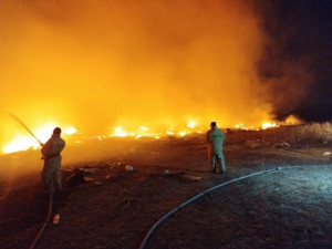 Триста квадратных метров сухой травы охватил пожар в Нефтегорском районе