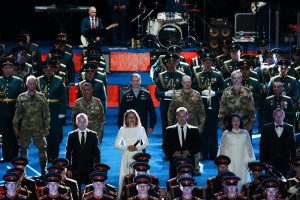 На одну сцену вышли более 500 музыкантов, а также ветераны специальной военной операции, в том числе, участники программы «Школа героев».