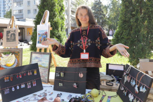 Более 45 членов Союза художников России и мастеров декоративно-прикладного творчества представили свои работы и провели творческие мастер-классы для гостей. 