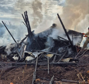 Дачные строения и надворные постройки горели на площади 200 квадратных метров.