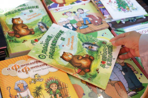 За три дня работы в Струковском саду её посетителями стали более 7 тысяч человек, а участниками – 6 писателей из Москвы, Новосибирска и Ленинск-Кузнецкого, около 100 поэтов и прозаиков из Самары и региона, а также 12 местных и московских издательств. 