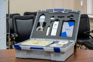 Комплекс «АПАК» позволяет измерять ключевые параметры здоровья ребенка: вес, артериальное давление, жизненную емкость легких, насыщение крови кислородом.