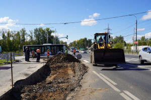 Дорожные службы Самары ведут строительство полосы разгона при повороте с улицы Академика Тихомирова на улицу Народную, ее длина составит 20 метров.