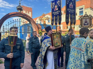 В праздничном богослужении и Крестном ходе приняли участие сотрудники 7 отряда федеральной противопожарной службы по Самарской области.