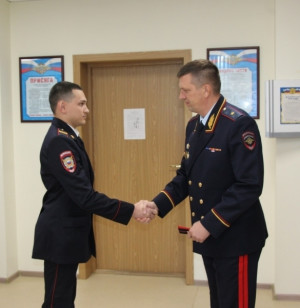 В торжественной обстановке молодых сотрудников поздравили с присвоением специальных званий среднего начальствующего состава.