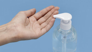 Спиртовые антисептики повреждают кожу при постоянном применении, и через образовавшиеся микротрещины и ранки могут проникать микробы.