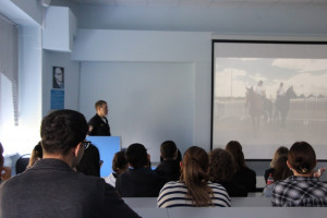 Студентам рассказали о преимуществах службы в органах внутренних дел, таких как: стабильная заработная плата, оплачиваемый отпуск, бесплатное медицинское обслуживание, льготная пенсия.