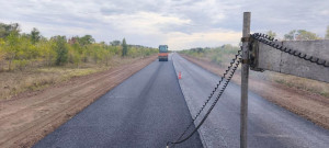 В комплекс работ входит укладка высокопрочного асфальтобетона, укрепление обочин, ремонт мостового сооружения, установка барьерных ограждений и дорожных знаков.