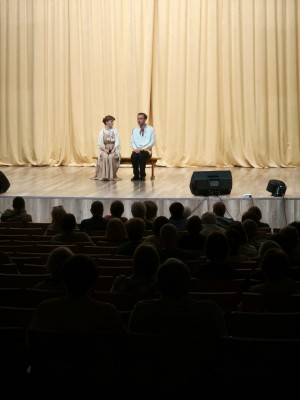 Артисты представили отрывок из легендарного спектакля «Левша», поэму «Граф Нулин» Александра Пушкина и исполнили музыкальные номера.