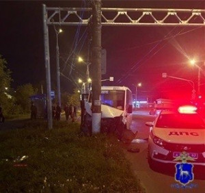 В Тольятти автобус врезался в столб, пострадали трое пассажиров