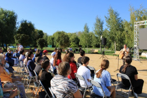 Уже прошло несколько мероприятий. В комфортной обстановке на открытом воздухе гости получают новые знания, знакомятся с интересными людьми и раскрывают свои творческие способности.