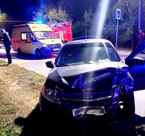 Два автомобиля столкнулись сегодня ночью в Октябрьске, пострадал человек