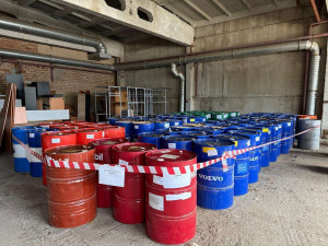 Более 18 тонн моторного масла сотрудники Самарской таможни совместно со службой судебных приставов передали на нужды специальной военной операции. 