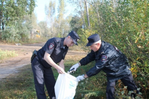 В Чапаевске участники очистили от бытового мусора одно из наиболее популярных мест отдыха горожан - причал.