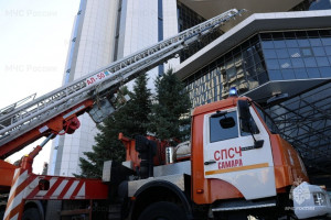 По тактическому замыслу, огонь вспыхнул на втором этаже в комнате для приема пищи в результате короткого замыкания.