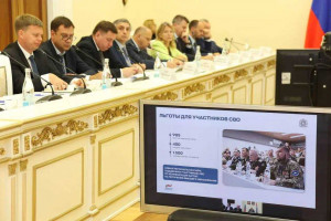 Руководитель области, обращаясь к участникам заседания, отметил успешное завершение основной волны приема на программы высшего и среднего профессионального образования.