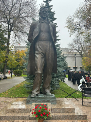 В самарсом сквере у САТОБ состоялось возложение цветов и встреча-концерт музыкальной общественности.