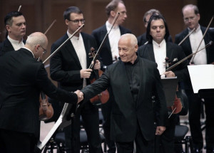 Под управлением художественного руководителя и главного дирижёра – народного артиста СССР Владимира Спивакова.