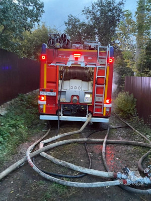 Для тушения пожара  были задействованы 34 специалиста и 7 единиц техники.