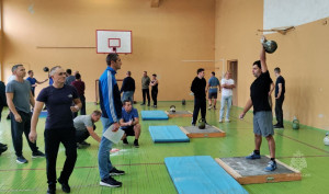 Спортсмены-гиревики соревновались в выполнении упражнений на силу и выносливость.