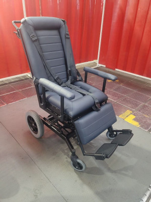 Кресло оснащено функциями подъема и опускания для удобной транспортировки человека на поверхности разной высоты.