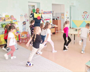 Самым юным участникам дорожного движения полицейские в игровой форме рассказали о значении сигналов светофора и дорожных знаков.