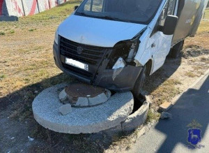 В Самаре столкнулись машины, одну отбросило на бетонный колодец