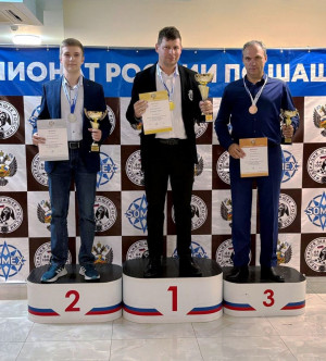 В соревнованиях среди мужчин приняли участие 68 сильнейших шашистов из 24 регионов страны, среди них 13 гроссмейстеров.