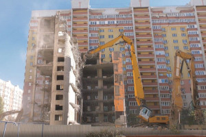 Данный объект планировался как офисное здание с подземной автостоянкой, но в процессе строительства были выявлены серьезные нарушения.