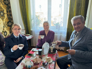 В Сызрани транспортные полицейские совместно с председателем Совета ветеранов поздравили с Днём пожилого человека ветеранов Сызранского линейного отдела