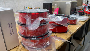 Сегодня в сутки здесь выпускают до 800 кг филамента.