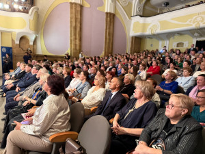 Это знаковый юбилей для всех руководителей и педагогов, кто сегодня передает свои знания и опыт, формируя будущее нашей губернии, будущее нашей страны.