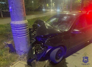 В Самаре водитель без прав врезался в столб, пострадала 13-летняя пассажирка