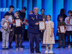 Сотрудники следственных управлений и члены их семей исполнили проникновенные песни, стихи военной тематики и композиции на музыкальных инструментах.