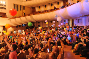 Юных гостей праздника ожидают увлекательная детективная история, яркий концерт и традиционное угощение.