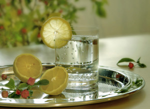 Вода с лимоном натощак полезна благодаря уникальным свойствам цитруса.