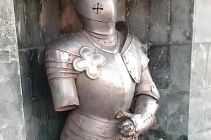 В Самаре у скульптуры рыцаря на углу улиц Ленинградской и Водников исчезли несколько частей