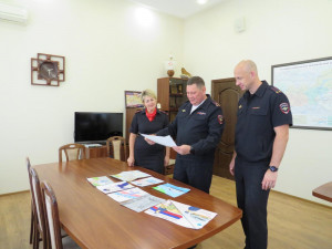 Каждый из участников нарисовал защитников правопорядка такими, какими они видят своих родителей на службе. 