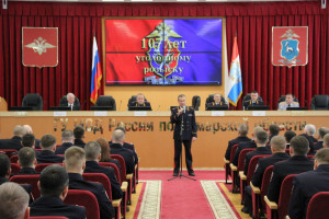 Игорь Иванов поздравил сотрудников и ветеранов уголовного розыска с праздником, вручил отличившимся грамоты, ведомственные награды.