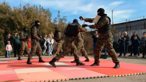 Урок мужества завершился показательным выступлением бойцов ОСН «Мангуст», которое произвело сильное впечатление на юных зрителей.