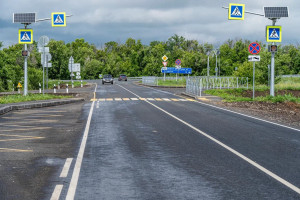 Задача нацпроекта - не только обеспечить качественное дорожное покрытие, но и сделать дороги более безопасными для пешеходов и автомобилистов.