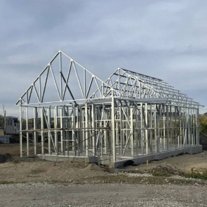 В Подвалье возведен каркас и выполняется устройство кровли.