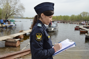Судебные приставы помогли самарцу вернуть лодку и мотор