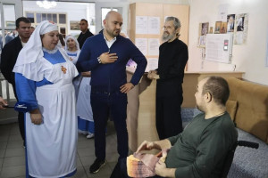 Глава региона пообщался с проживающими в Обители, отцом Алексеем, сестрами и братьями милосердия.