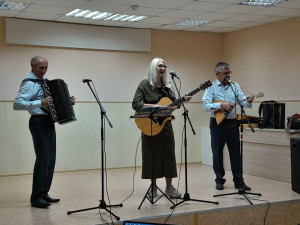 Артисты не понаслышке знают, что значит разговаривать с ранеными ребятами, выступать перед ними, видеть их слезы на глазах, когда они слышат песни о доме.