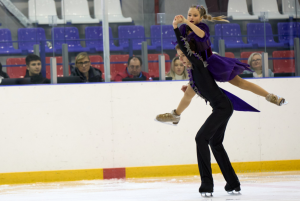 Юные фигуристы соревнуются в танцах на льду.